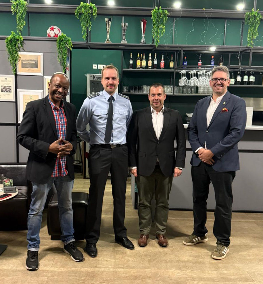 vlnr: CDU-Mitglied Obi Oji, Hauptmann Clemens Makagon, CDU-Vorstandsmitglied Sebastian Grnberg, CDU-Vorsitzender Sebastian Heimann